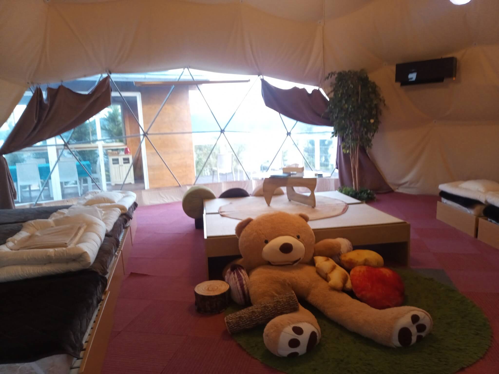 ドーム内写真大きい部屋にはおおきなぬいぐるみちゃんがいます